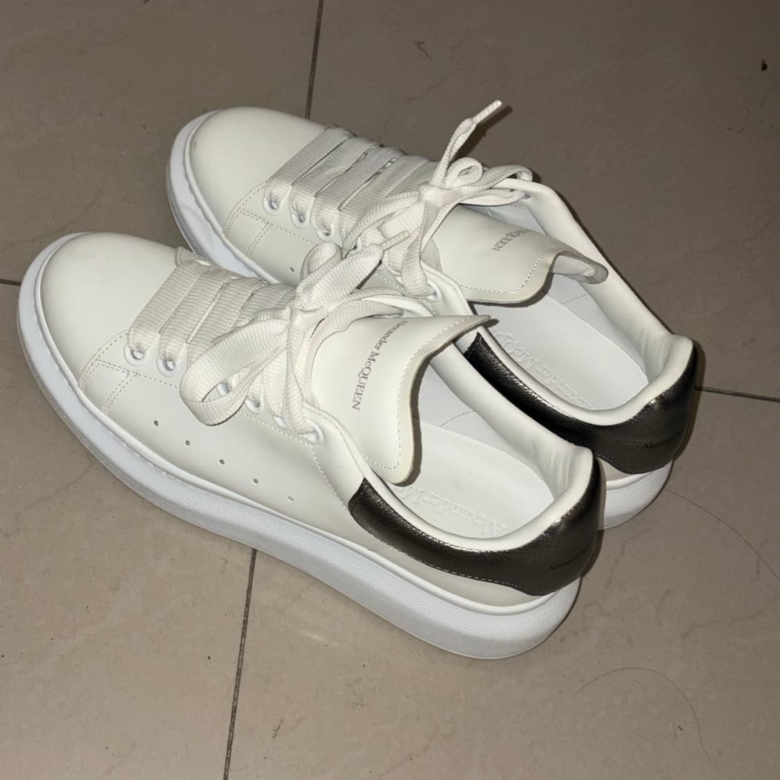 알렉산더 맥퀸 오버솔 스니커즈 화이트 블랙 펄 38 상품이미지1