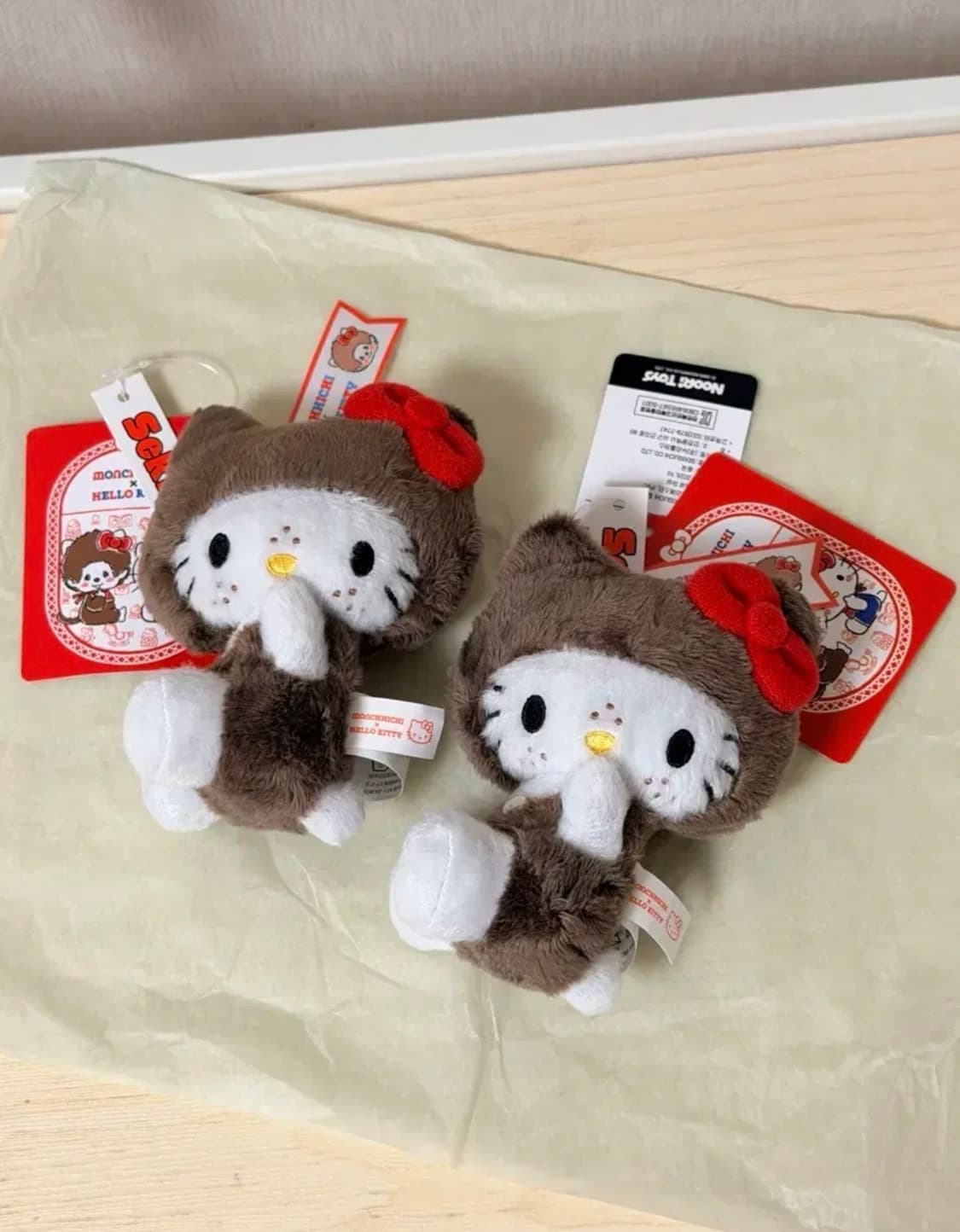 (새상품) 헬로키티 몬치치 50주년 콜라보 인형 키링 상품이미지1