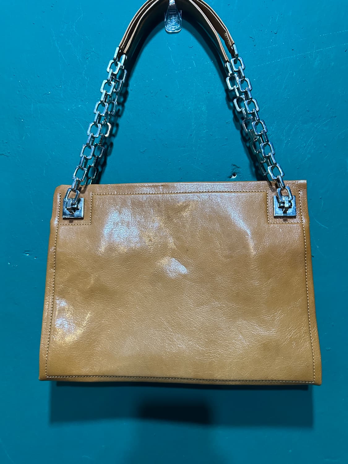 발리 레더 체인숄더백 카멜 상품이미지1