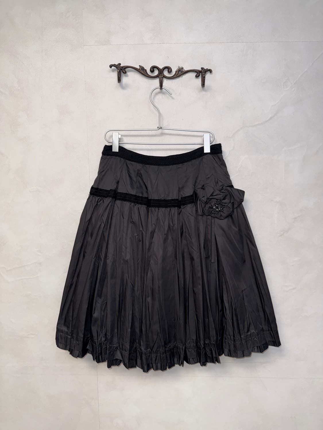 Black flower corsage balloon pleats sk 상품이미지1