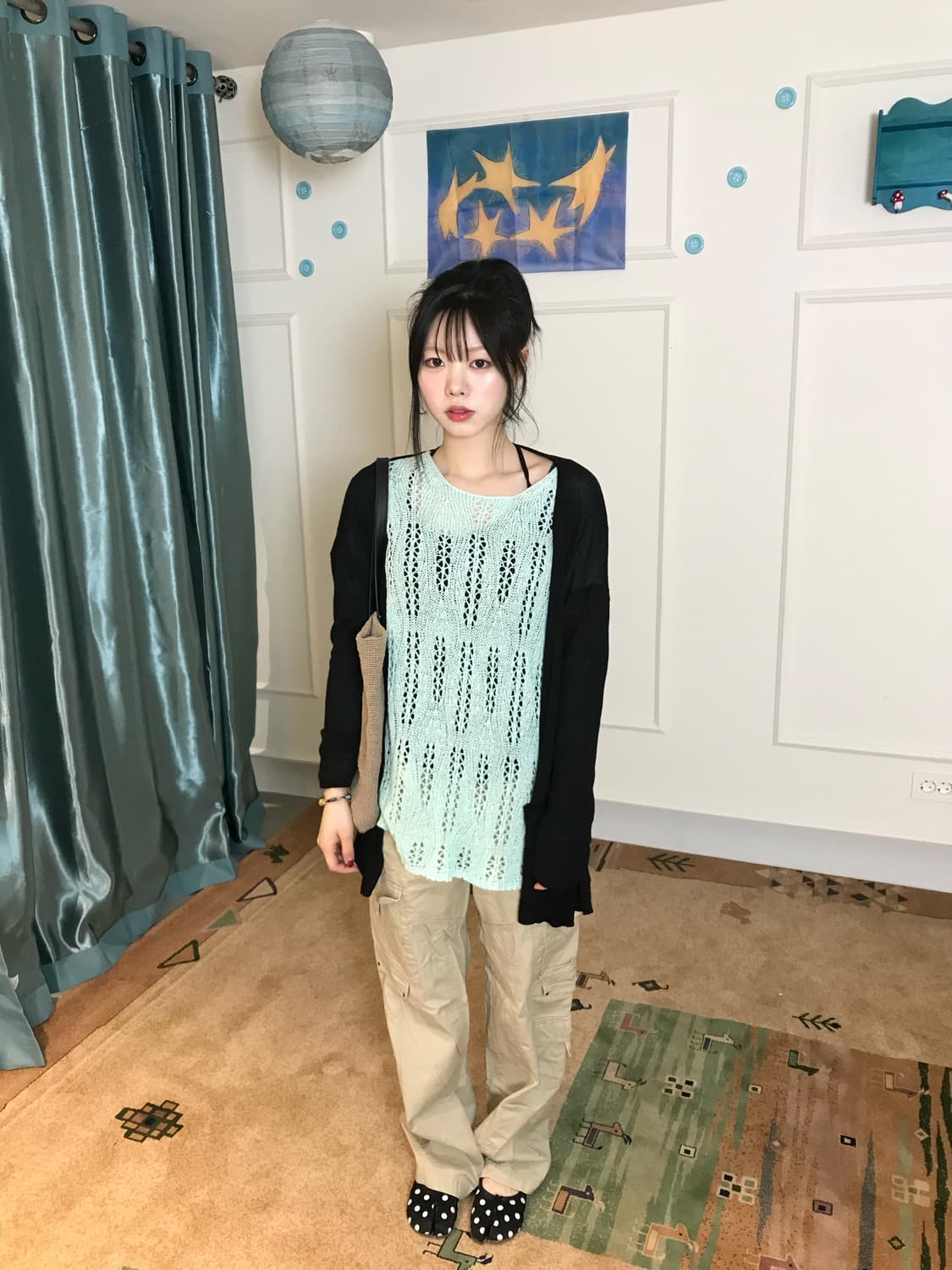 민트 컬러의 루즈한 네트 니트에 베이지 카고 팬츠 조합 🤍 상품이미지2