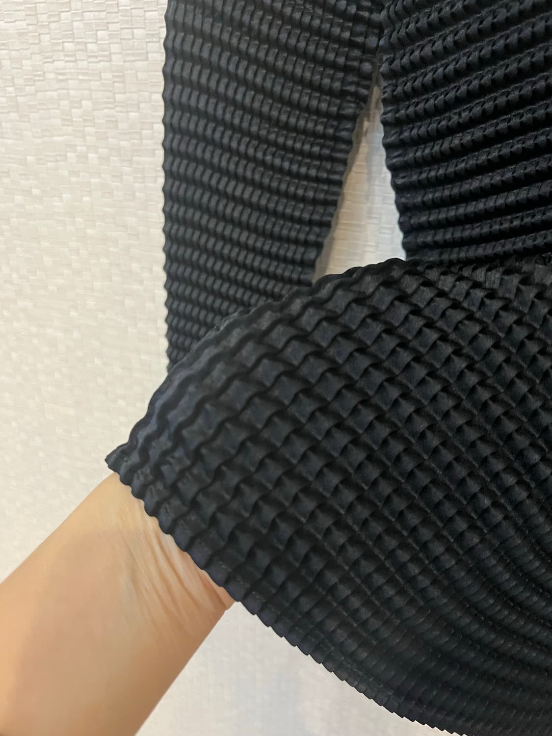 이세이미야케 스웨이드 라이크 라운드 긴팔 상품이미지3