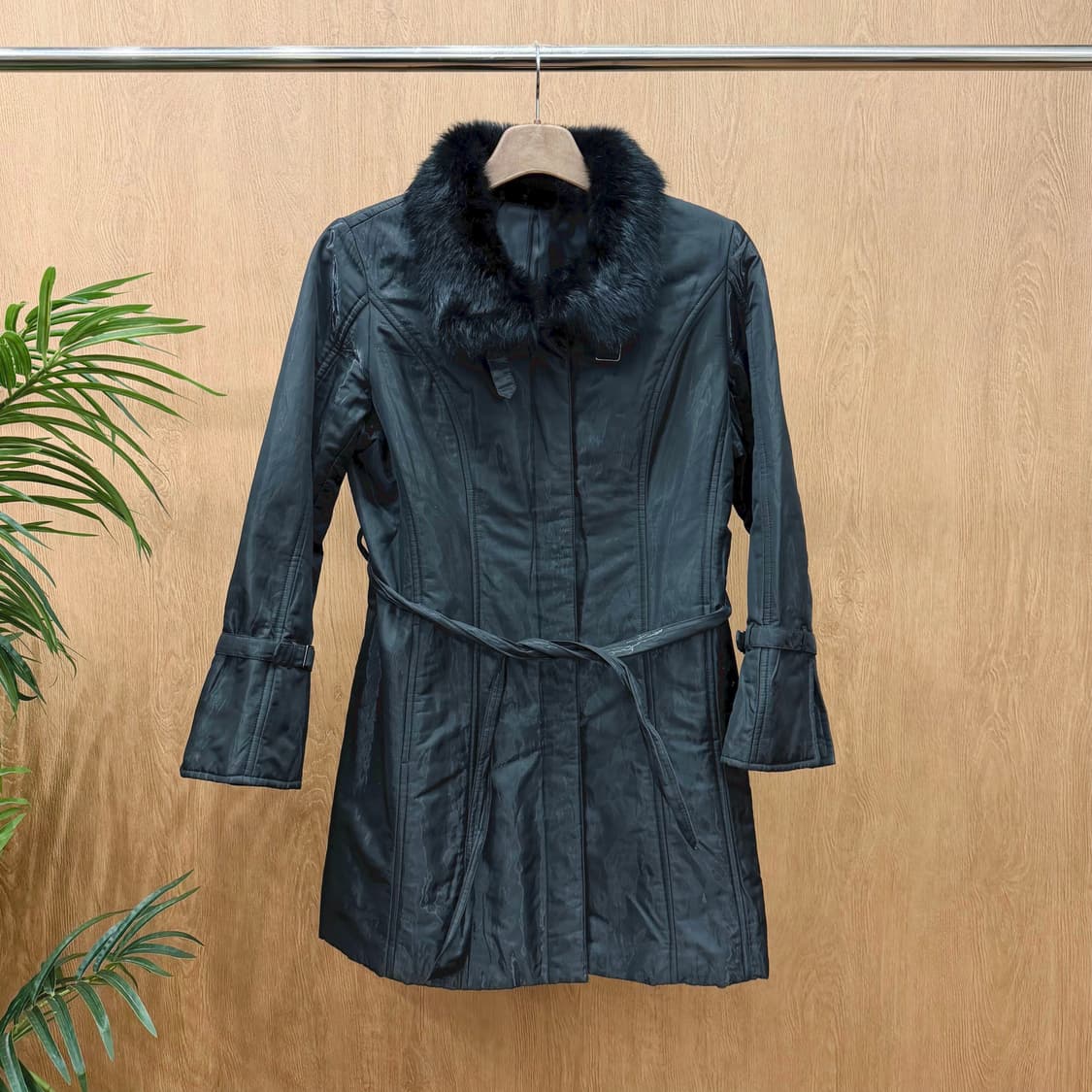 스피치오 패딩 코트 폭스퍼 카라 배색 벨트 스트랩 디테일 슬림핏 블랙 상품이미지1