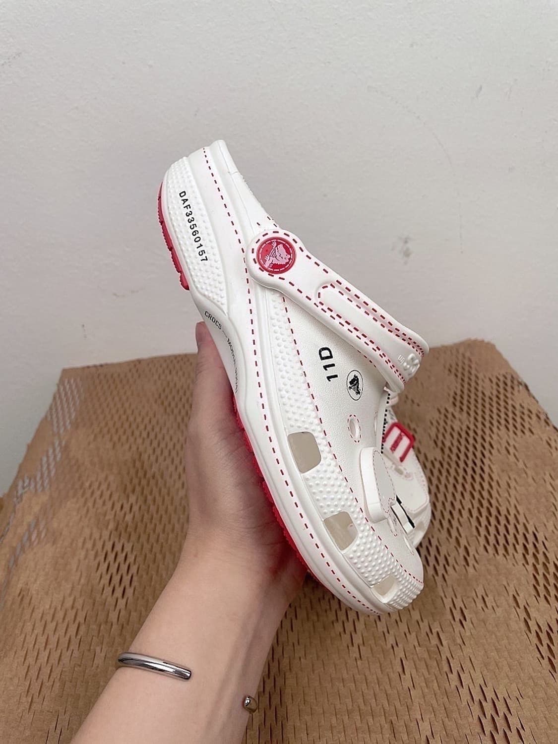 (정품/새상품) 크록스 X 강혁 공용 클래식 클로그 화이트 샌들 상품이미지2