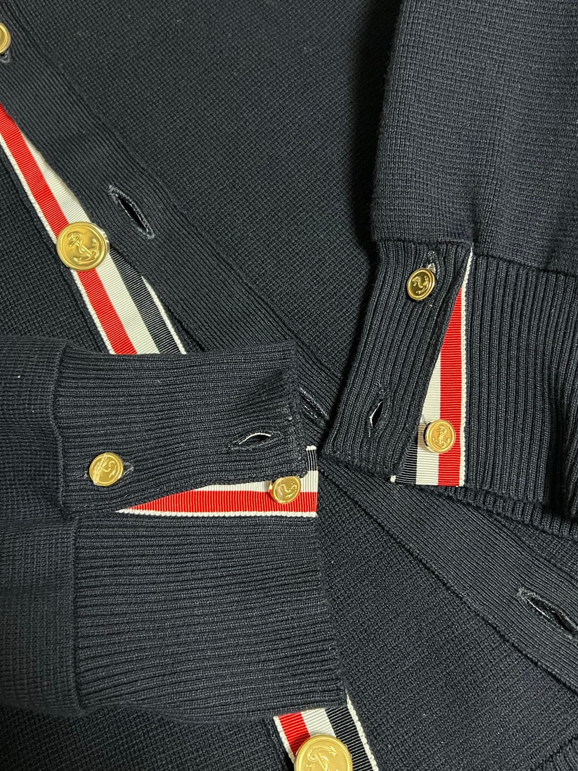 [정품] 새상품급 , 25년식 / 5 톰브라운 밀라노스티치 금장 가디건 상품이미지4