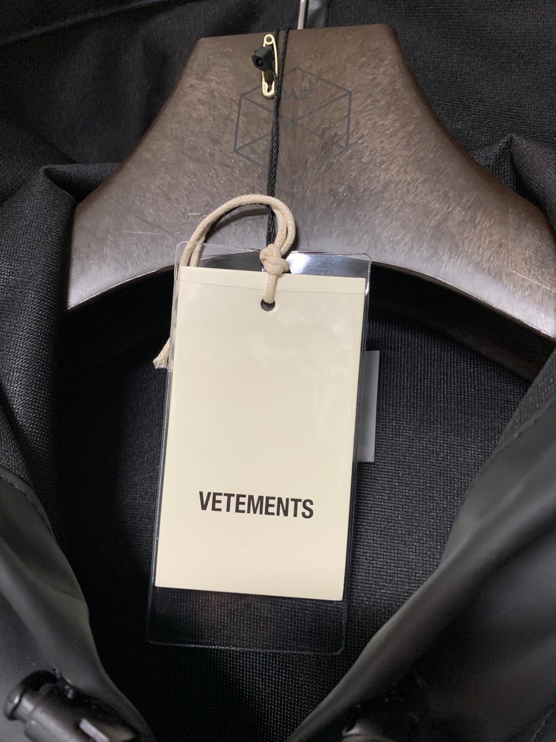 신품 21FW 베트멍 고딕 로고 레인코트 상품이미지6