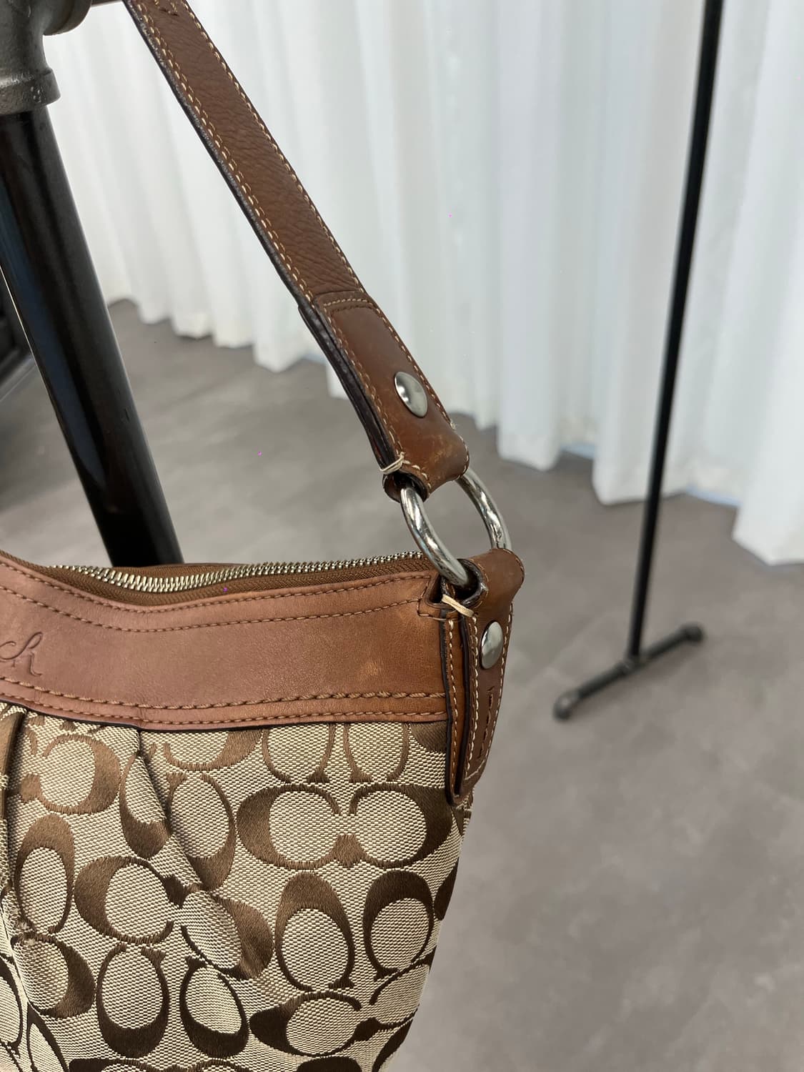Coach Beige Half Moon Bag 상품이미지3