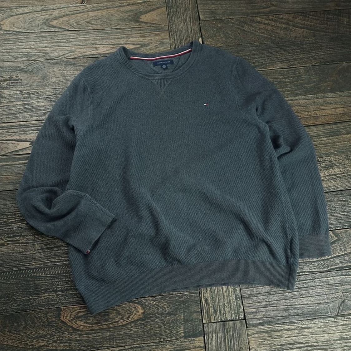 [타미힐피거] 스몰 로고 자수 니트 챠콜 M18781 상품이미지1