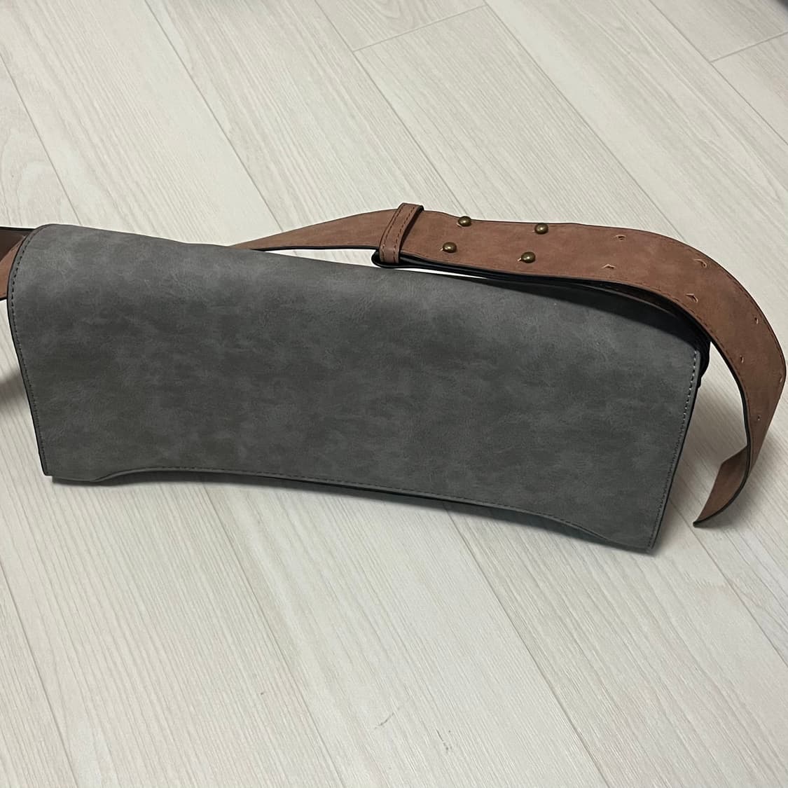 매트 세무 가죽 사이드 벨트 바게트 백 상품이미지2