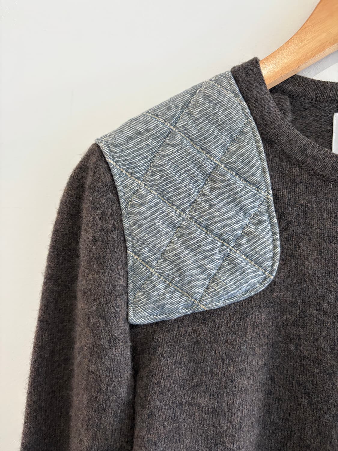 비즈빔 패치드 절개니트 상품이미지3