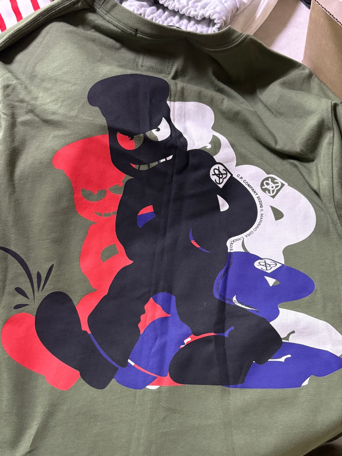 C.P. 컴퍼니 백 로고 코믹 프린트 티셔츠 반팔 카키 상품이미지1