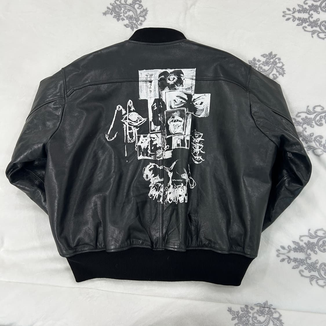 언더마이카 언노운 아트웍 레더 봄버 상품이미지4