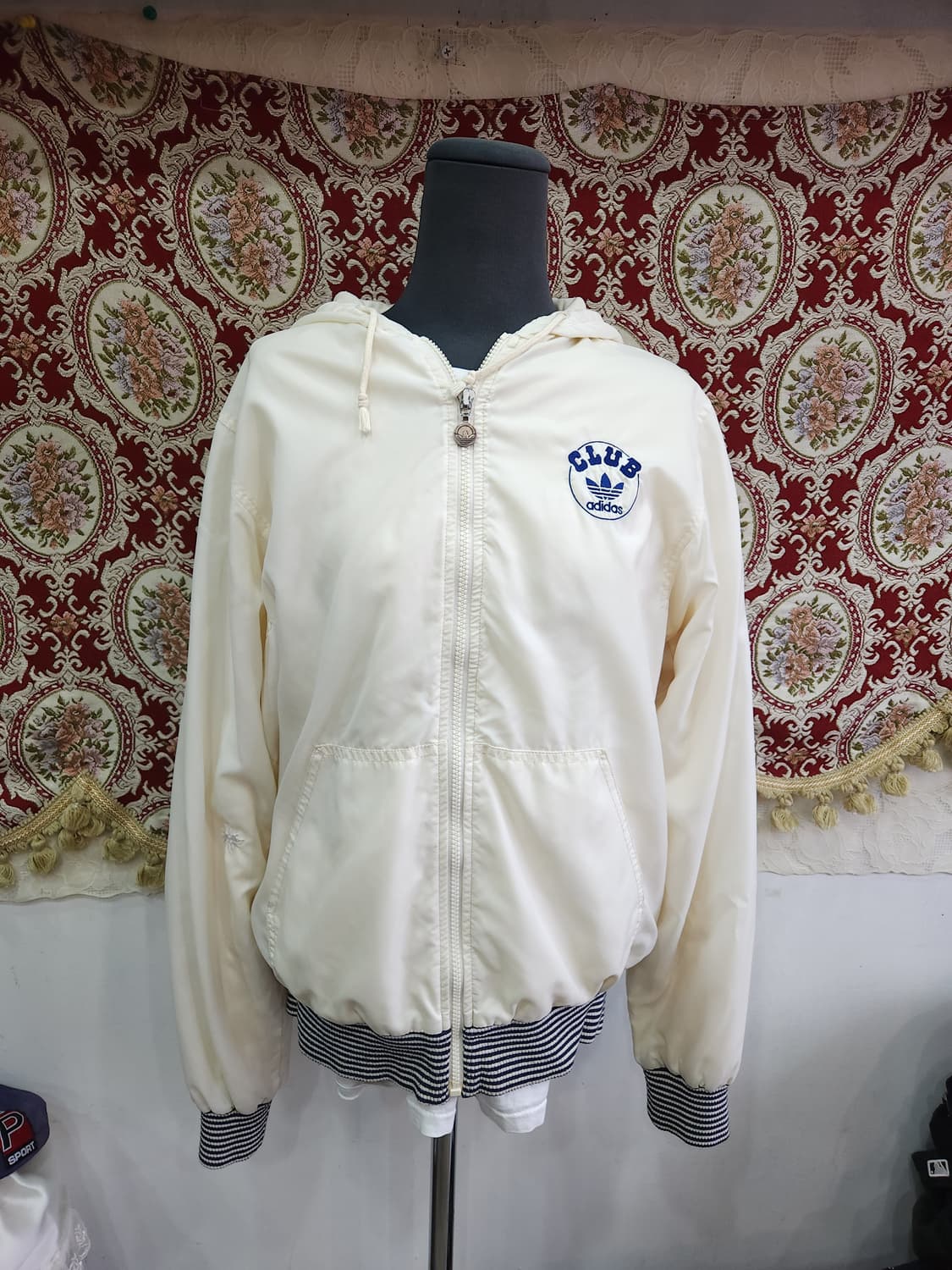 아디다스 클럽 90s 후드 바람막이 자켓

 상품이미지1