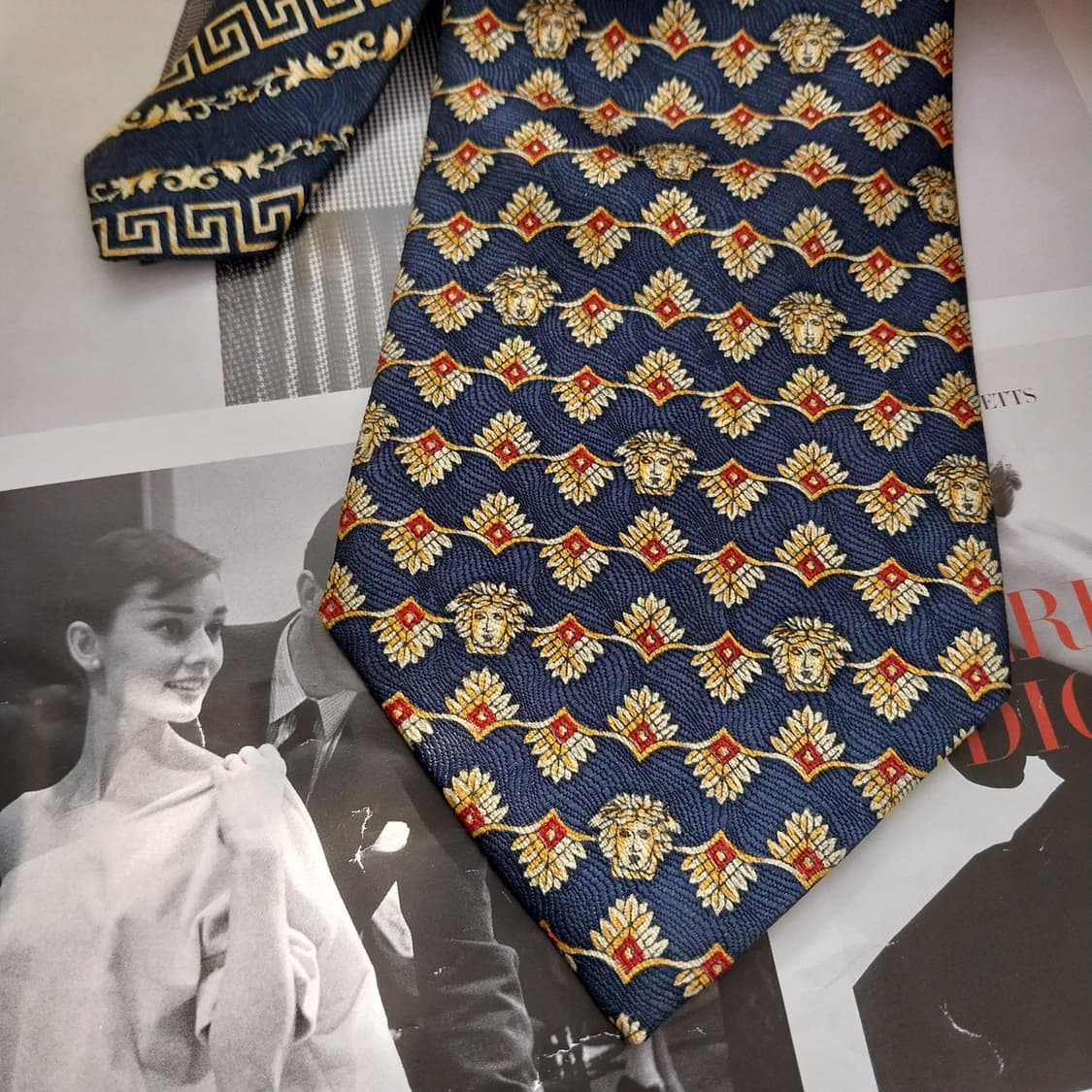 베르사체 실크 네이비&골드 메두사 넥타이 9.5cm A+등급 K1375
 상품이미지3