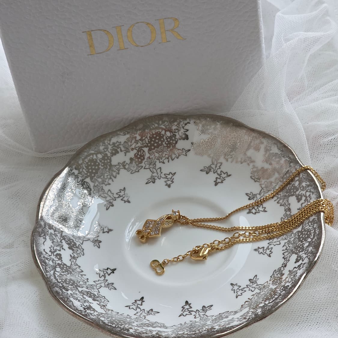 Dior 금장 큐빅 리본 CD 로고 목걸이 상품이미지7