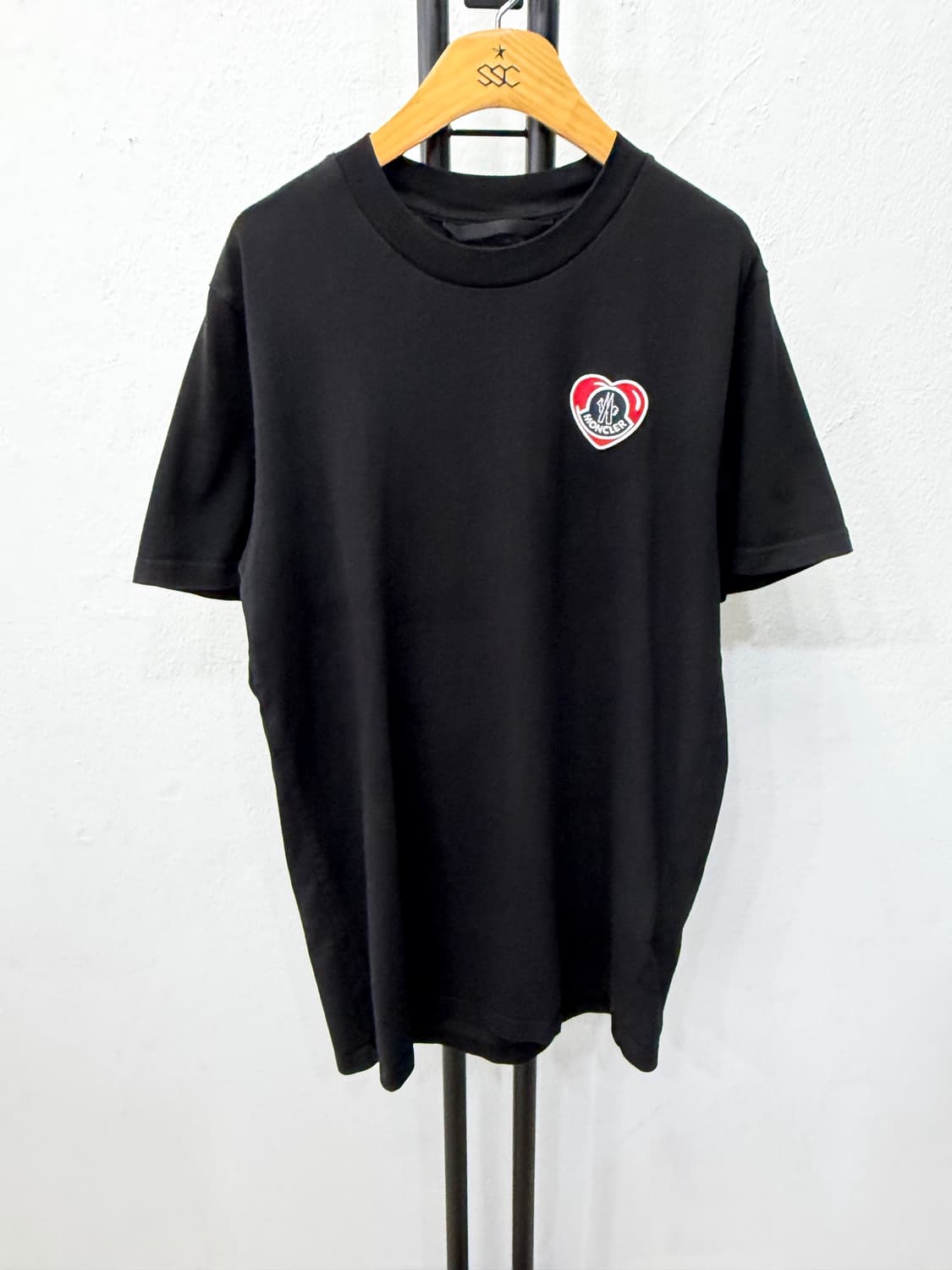 정품) 몽클레어 남성 23ss 하트 로고 블랙 반팔티 M 상품이미지1