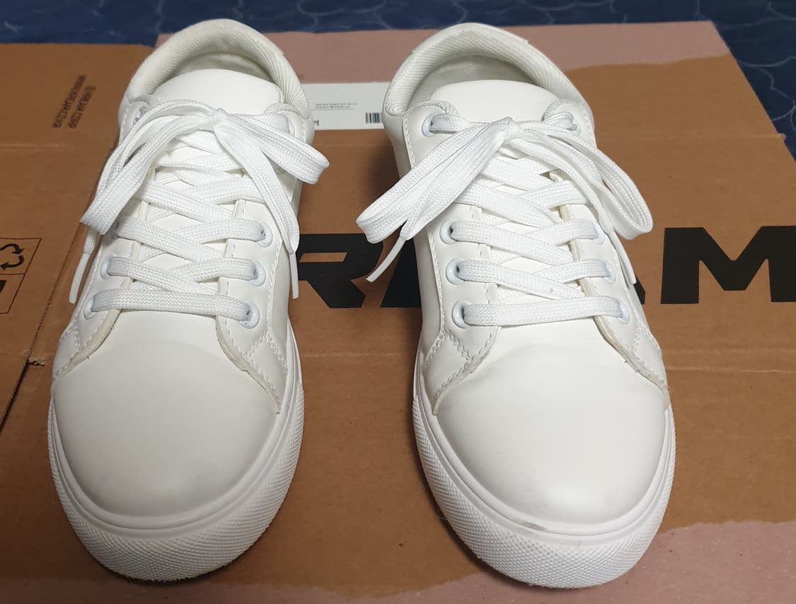 CARET 화이트 스니커즈 (240). 상품이미지1