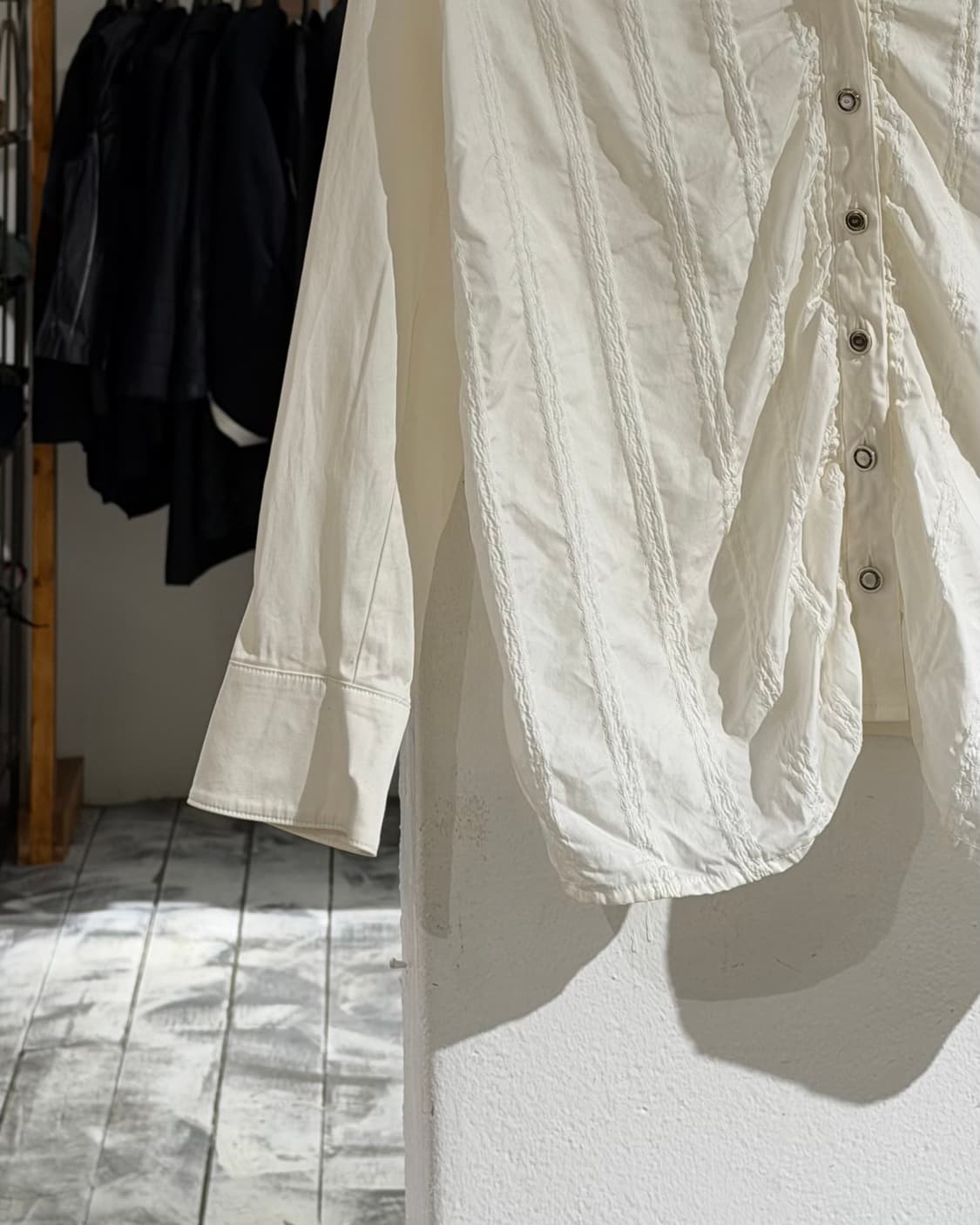 에스카다 화이트 셔링 디테일 블라우스 상품이미지5