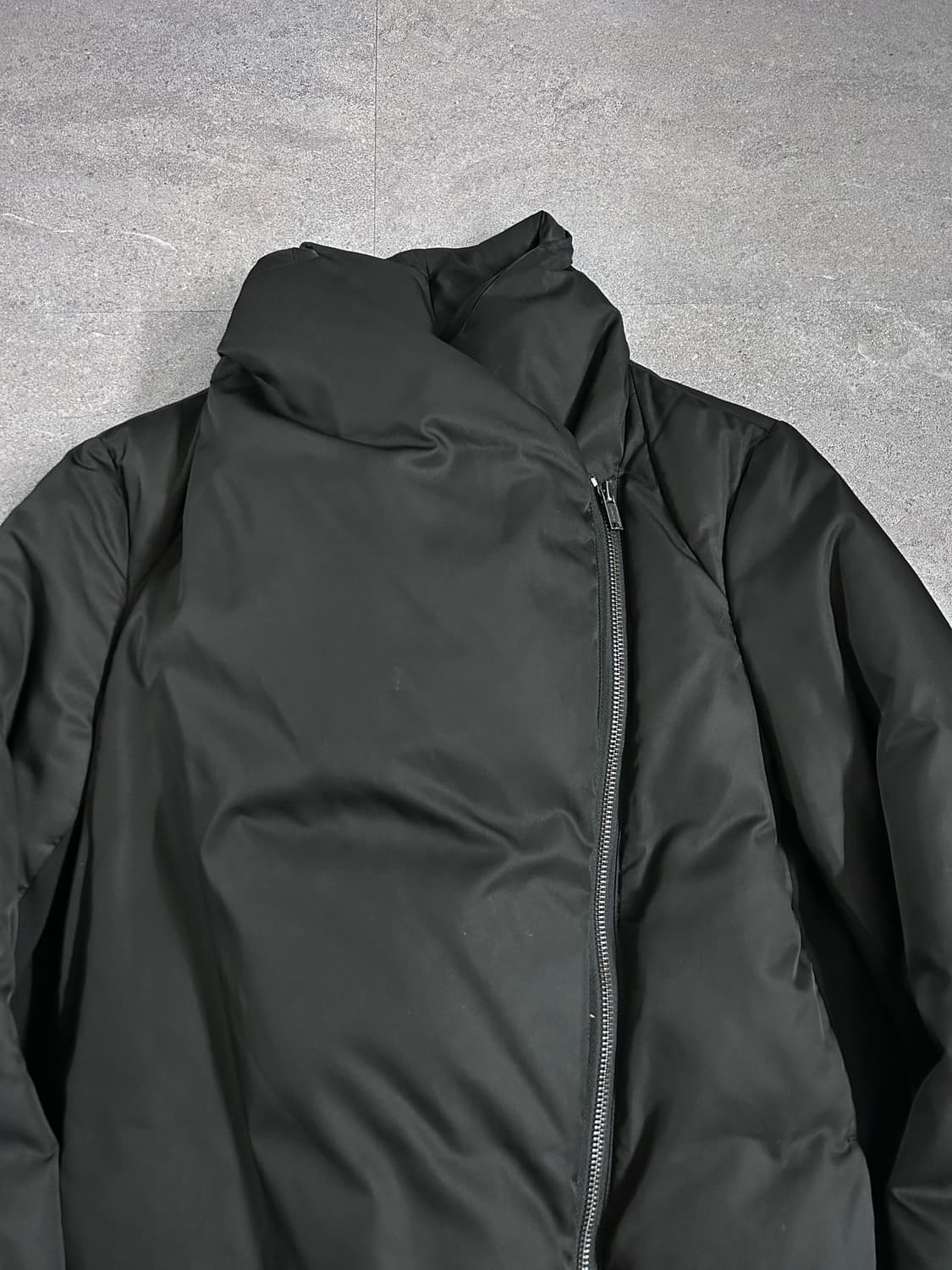 Dkny 사선 지퍼 고딕 패딩 상품이미지7