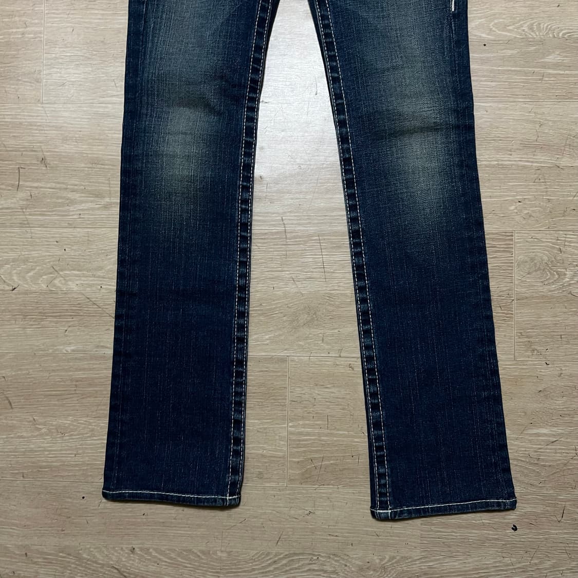 트루릴리전 여성 섹션 빌리 U스티치 워싱 데님팬츠 청바지 [진청] 24 상품이미지3