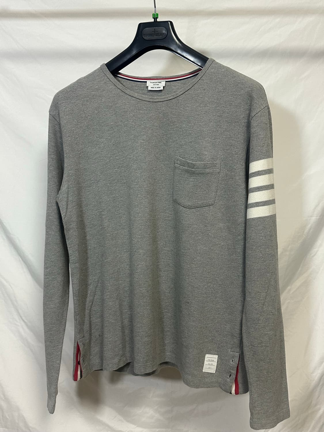 톰브라운 4선 완장 롱슬리브 그레이 (3) 상품이미지1