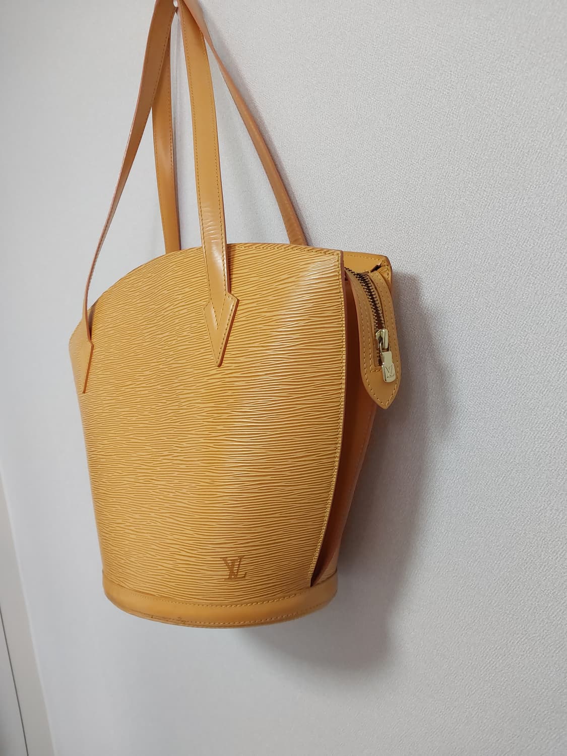 루이비통 에삐 생작 GM 숄더백 상품이미지3