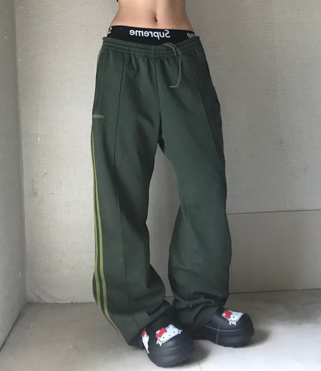 아디다스 카키그린 와이드핏 트레이닝 팬츠 상품이미지3