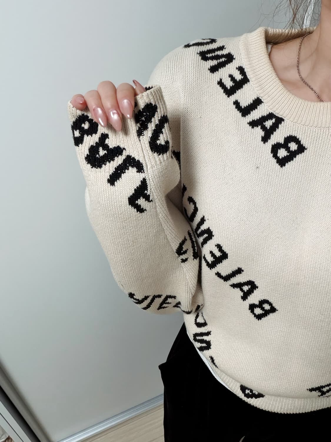 발렌시아가 올오버 자카드 로고 코튼울 크롭 니트 상품이미지2