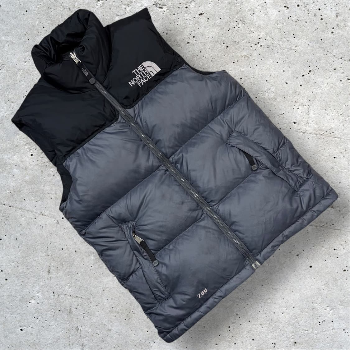 [85] 노스페이스 700 눕시 패딩 베스트 블랙/그레이 B408 상품이미지1