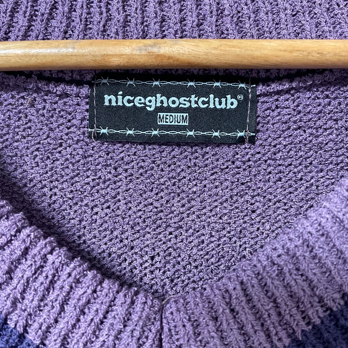 나이스고스트클럽 브이넥 텍스쳐 니트 베스트_퍼플 상품이미지3