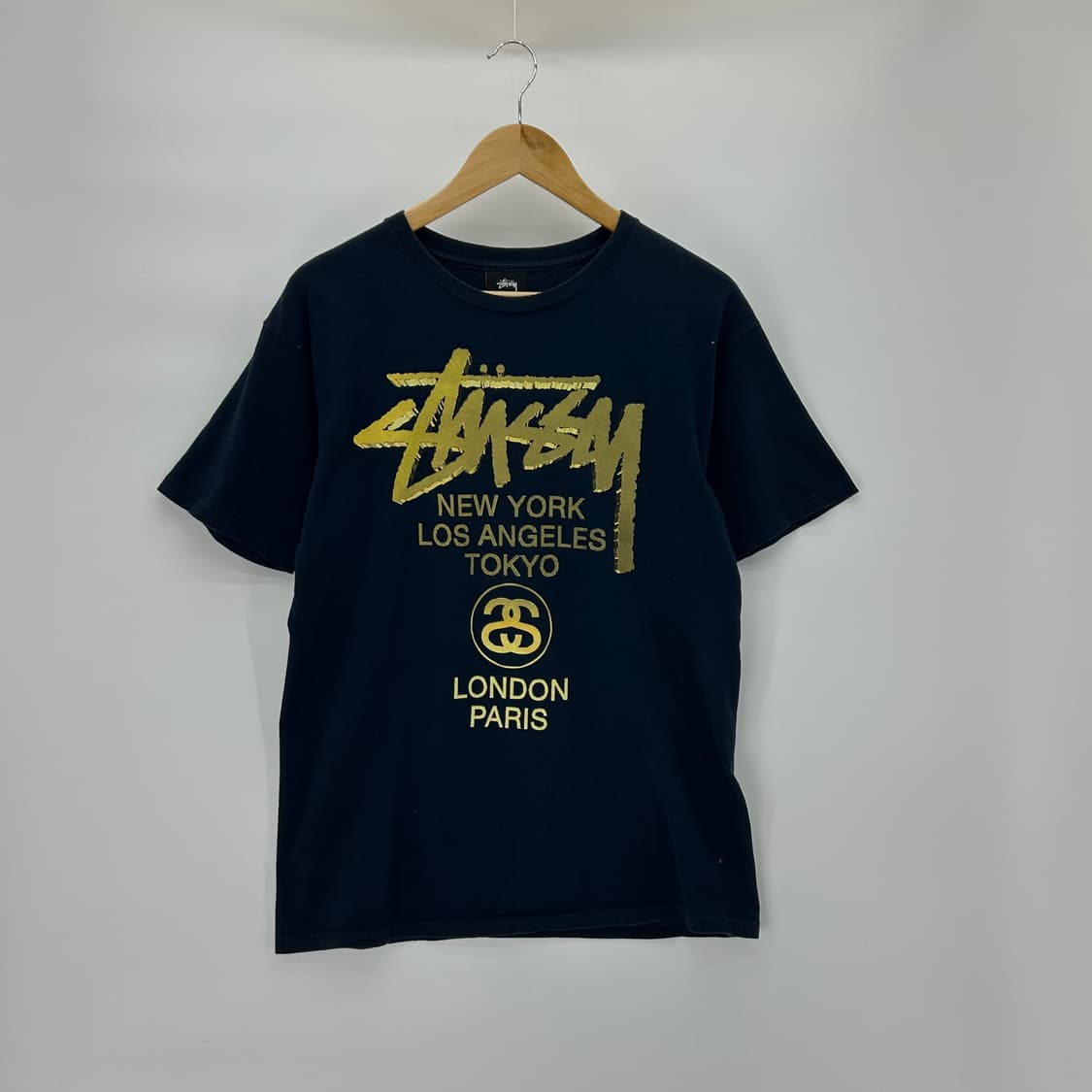 [STUSSY] 스투시 월드 투어 골드 반팔티셔츠 상품이미지1