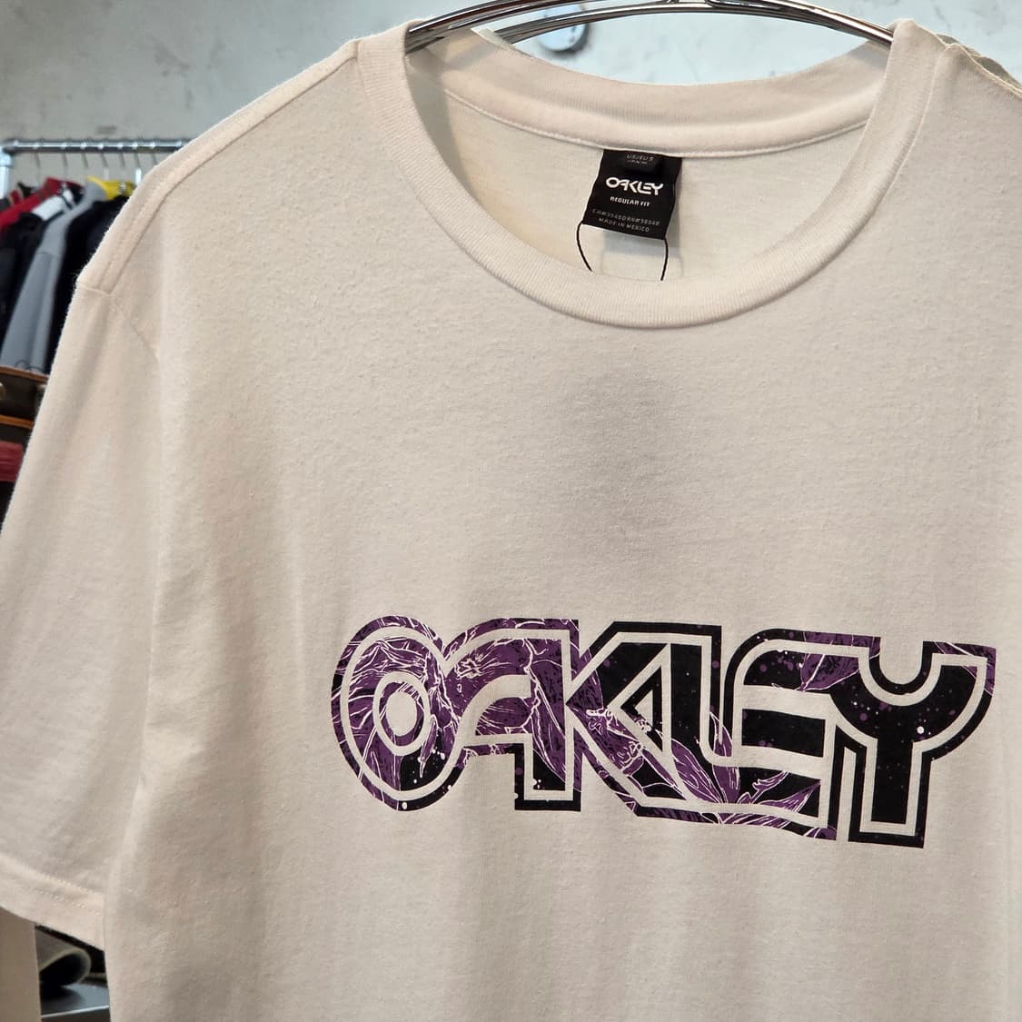 오클리 로고 프린팅 화이트 반팔 상품이미지2