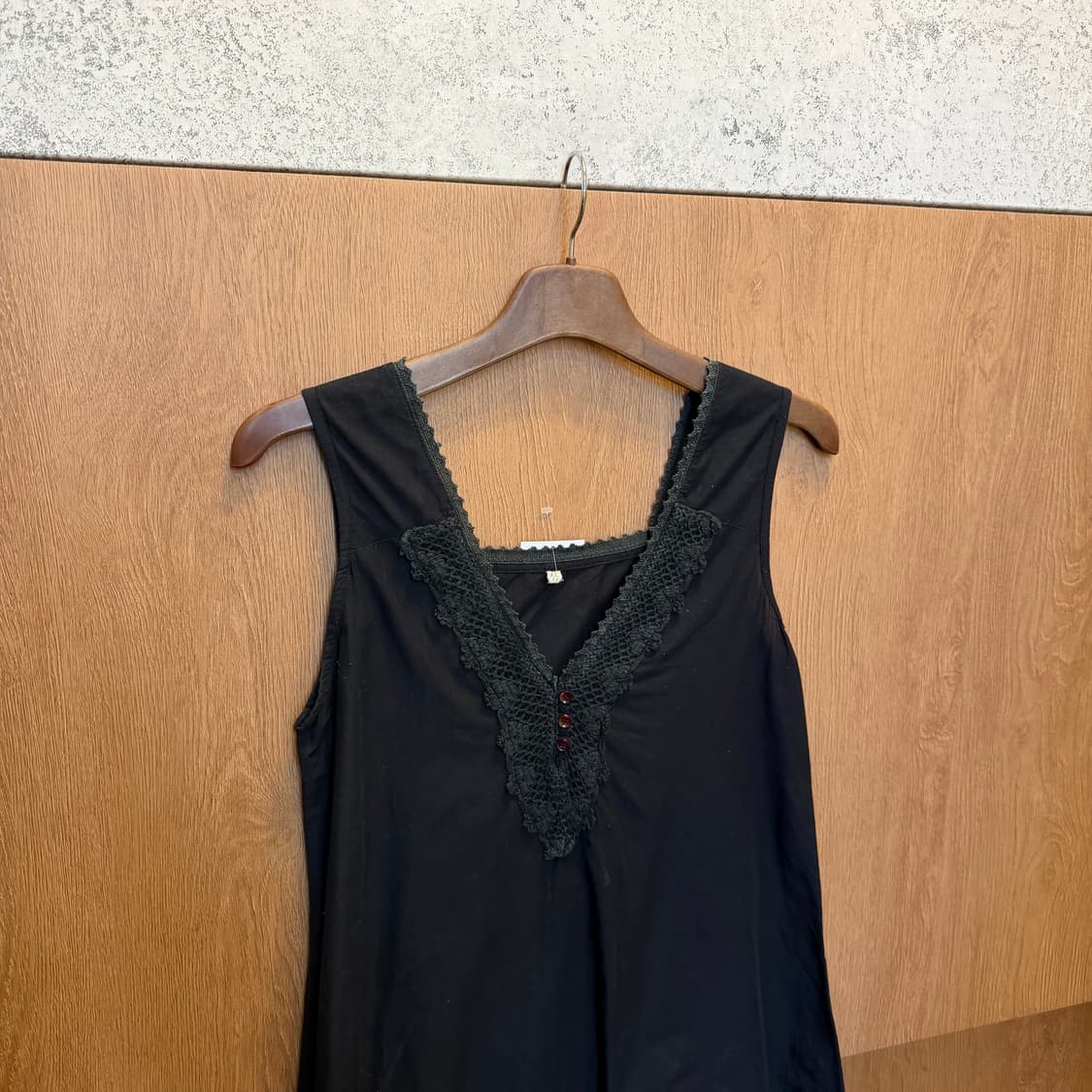 빈티지 브이넥 슬리브리스 블라우스 크로셰 레이스 디테일 루즈핏 블랙 상품이미지3