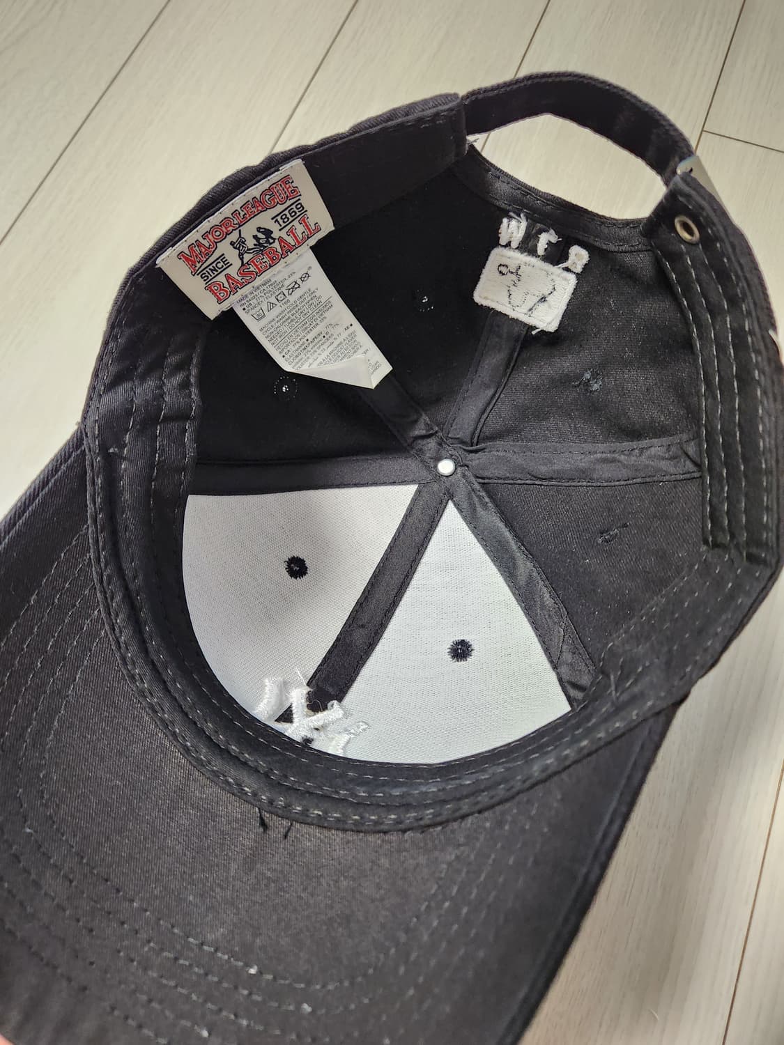 MLB 블랙 볼캡 모자(새상품급)

오염 하자없이 깨끗해요^^

세탁해뒀 상품이미지5