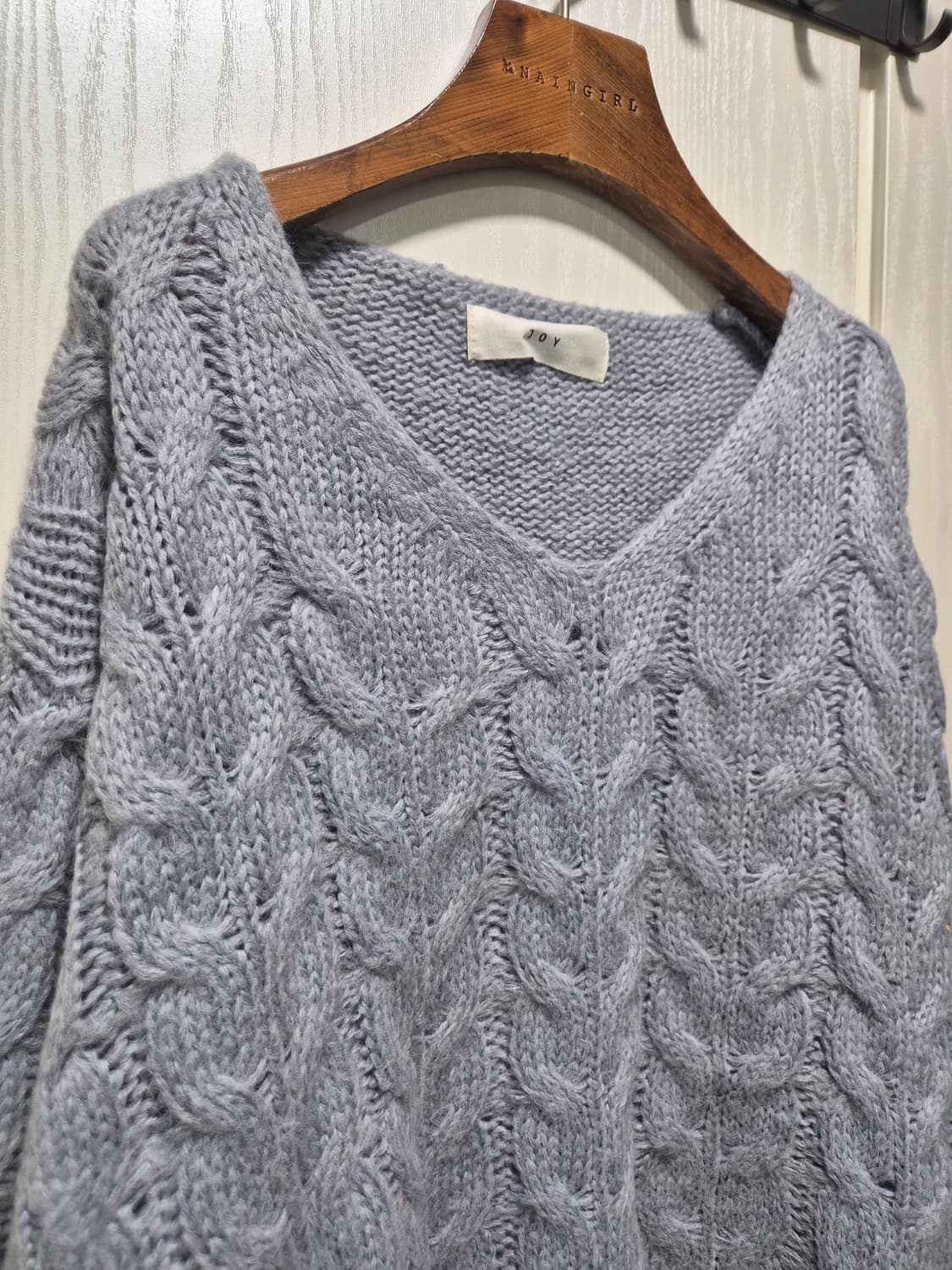 V넥 꽈배기 니트 하늘색 상품이미지2