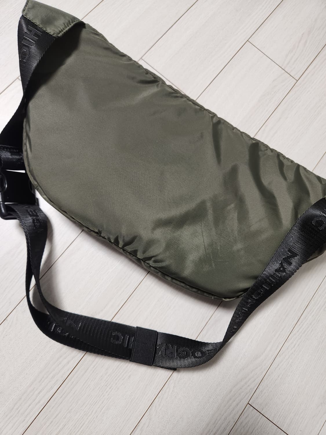 새상품)내셔널지오그래픽 빅로고 바디백
사이즈 가로 42cm 높이 21cm 상품이미지8