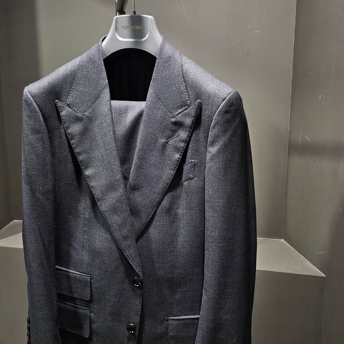 톰포드 피크 라펠 그레이 쉘튼 수트셋업 상품이미지2