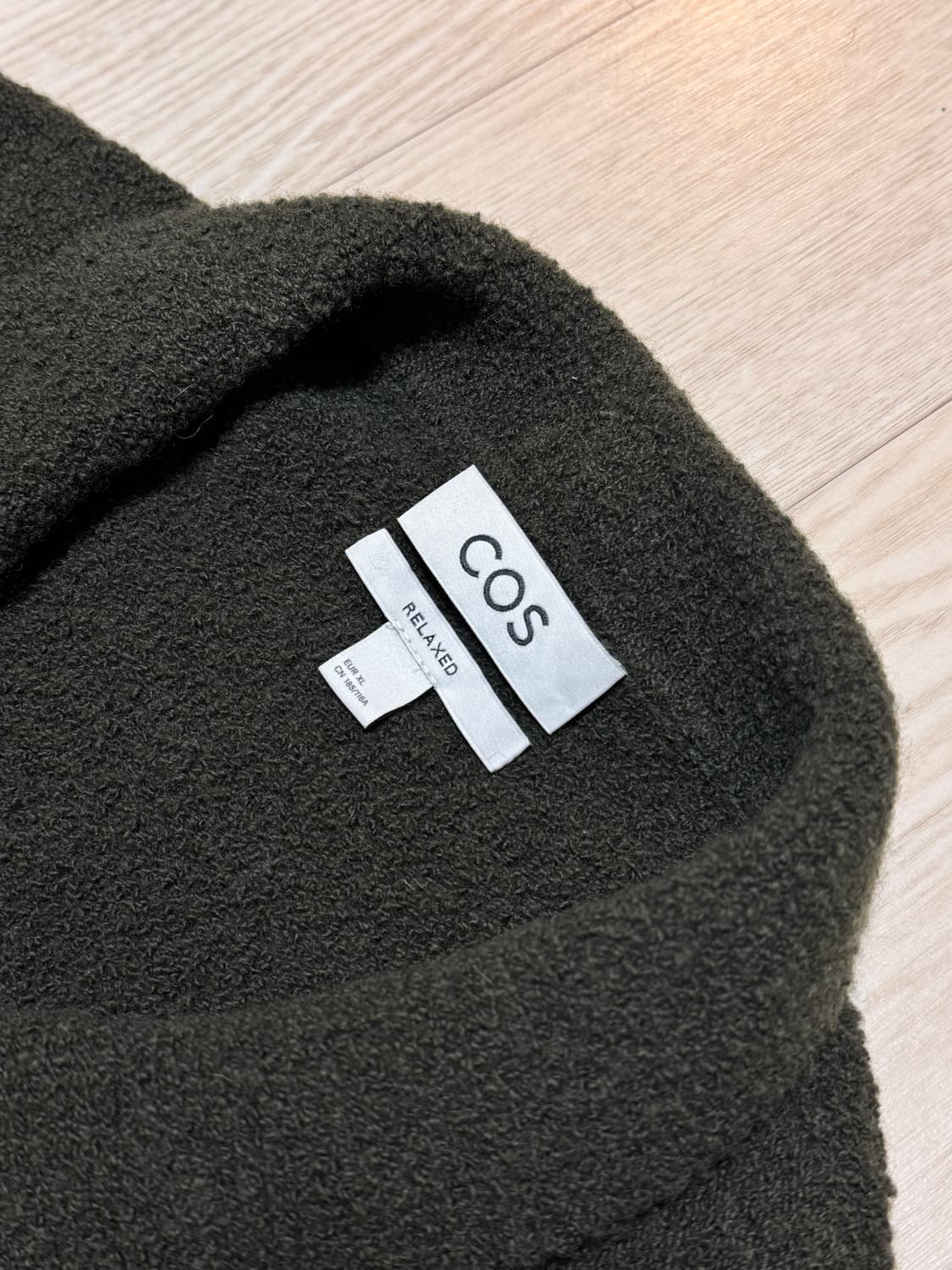 코스 25ss 남성 카라넥 가디건 다크 카키 XL 급처 상품이미지2