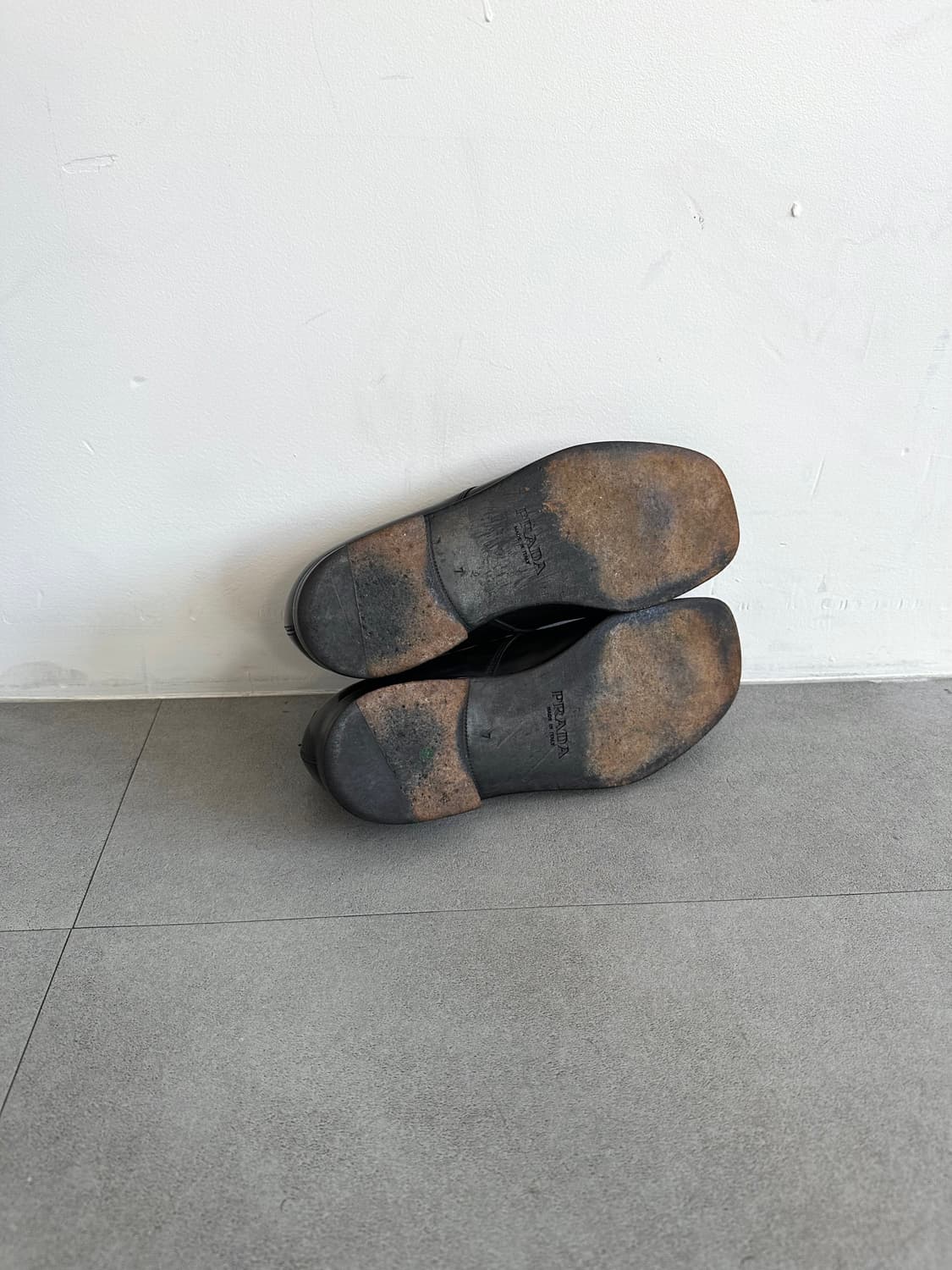 프라다 스퀘어토 블랙 레더 더비슈즈 상품이미지8