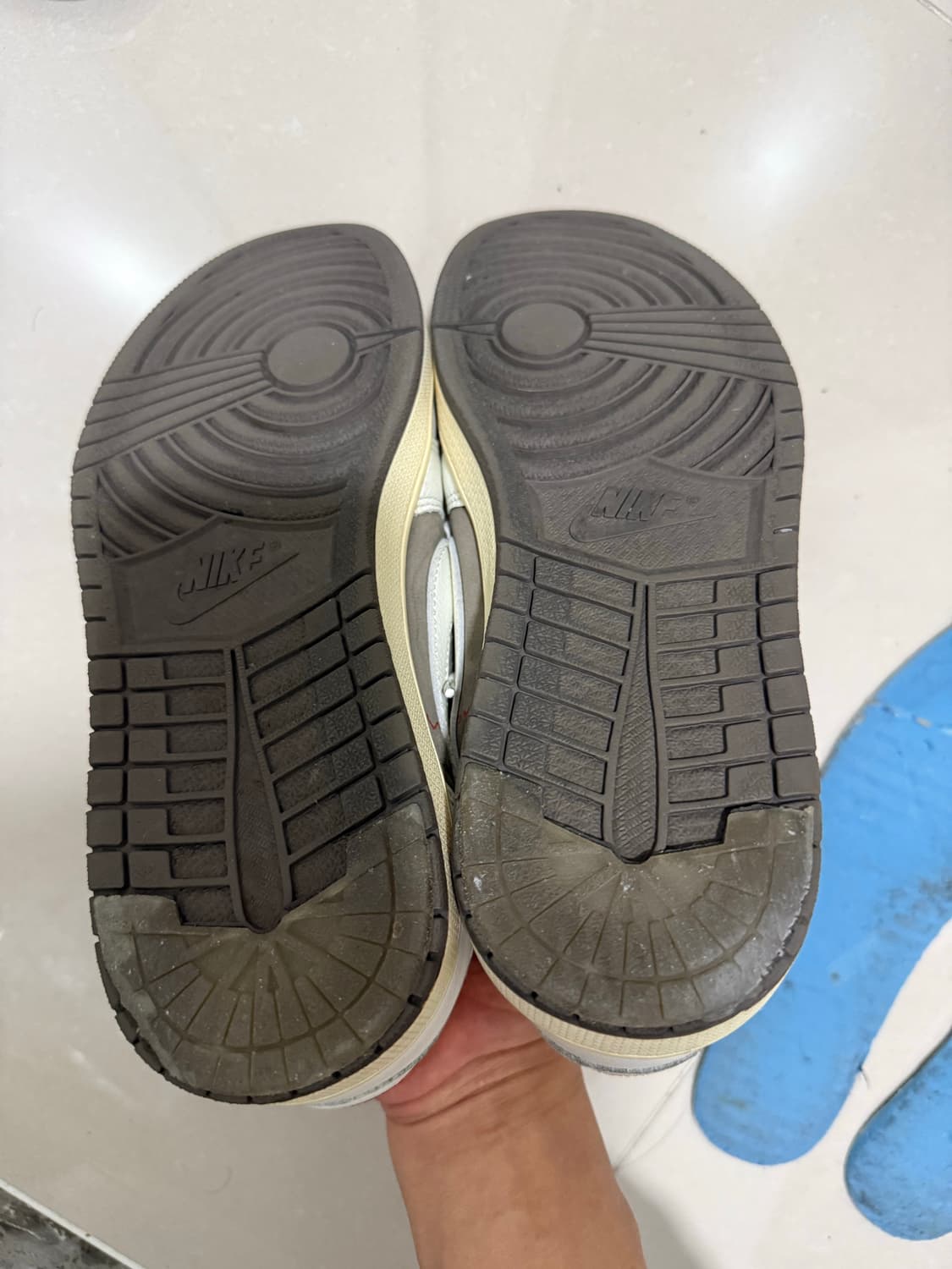 270 나이키 조던1로우 리버스 모카 스캇 상품이미지3