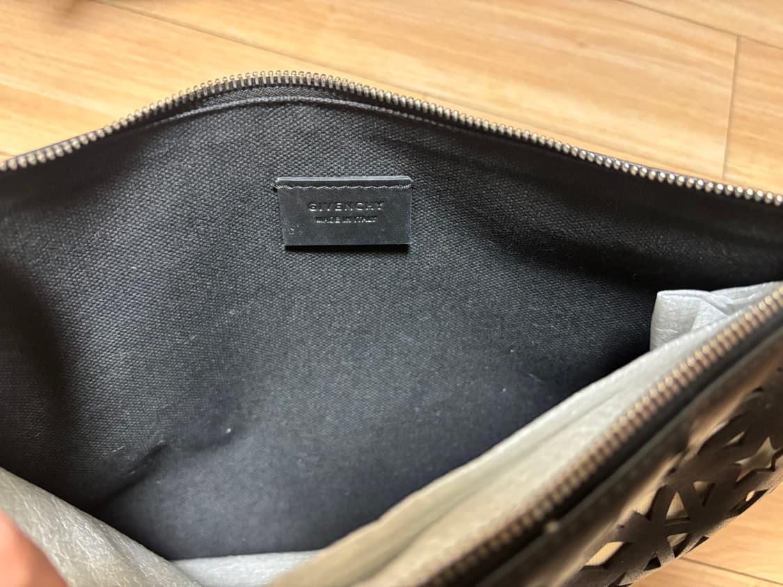 정품)지방시 컷아웃 클러치 블랙 상품이미지6