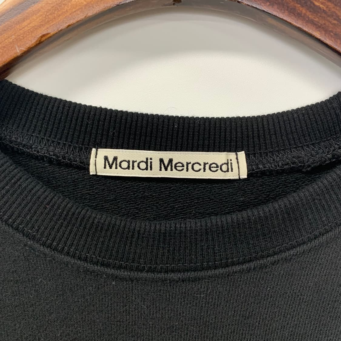 마르디 메크르디 빅로고 블랙 맨투맨 상품이미지5