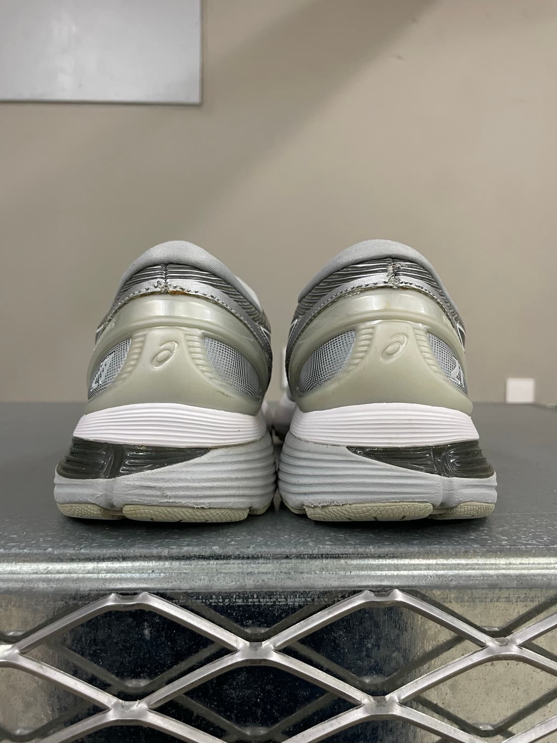 아식스 젤 님버스 21 미드 그레이 실버 265 상품이미지3