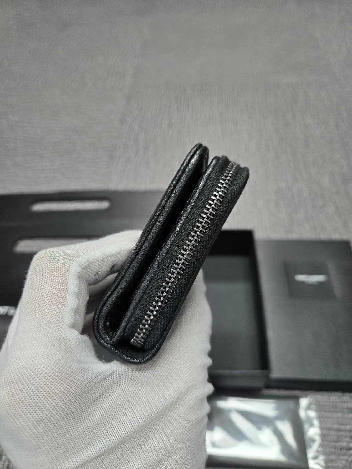 [특가][정품] 입생로랑 지퍼어라운드 반지갑 상품이미지4