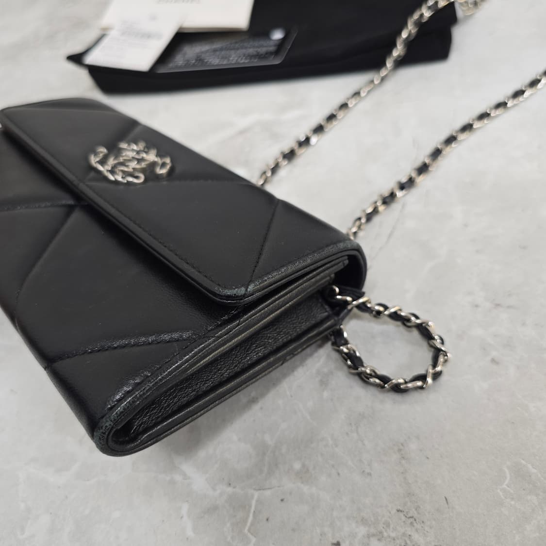 샤넬 19 플랩 장지갑 판매 상품이미지4