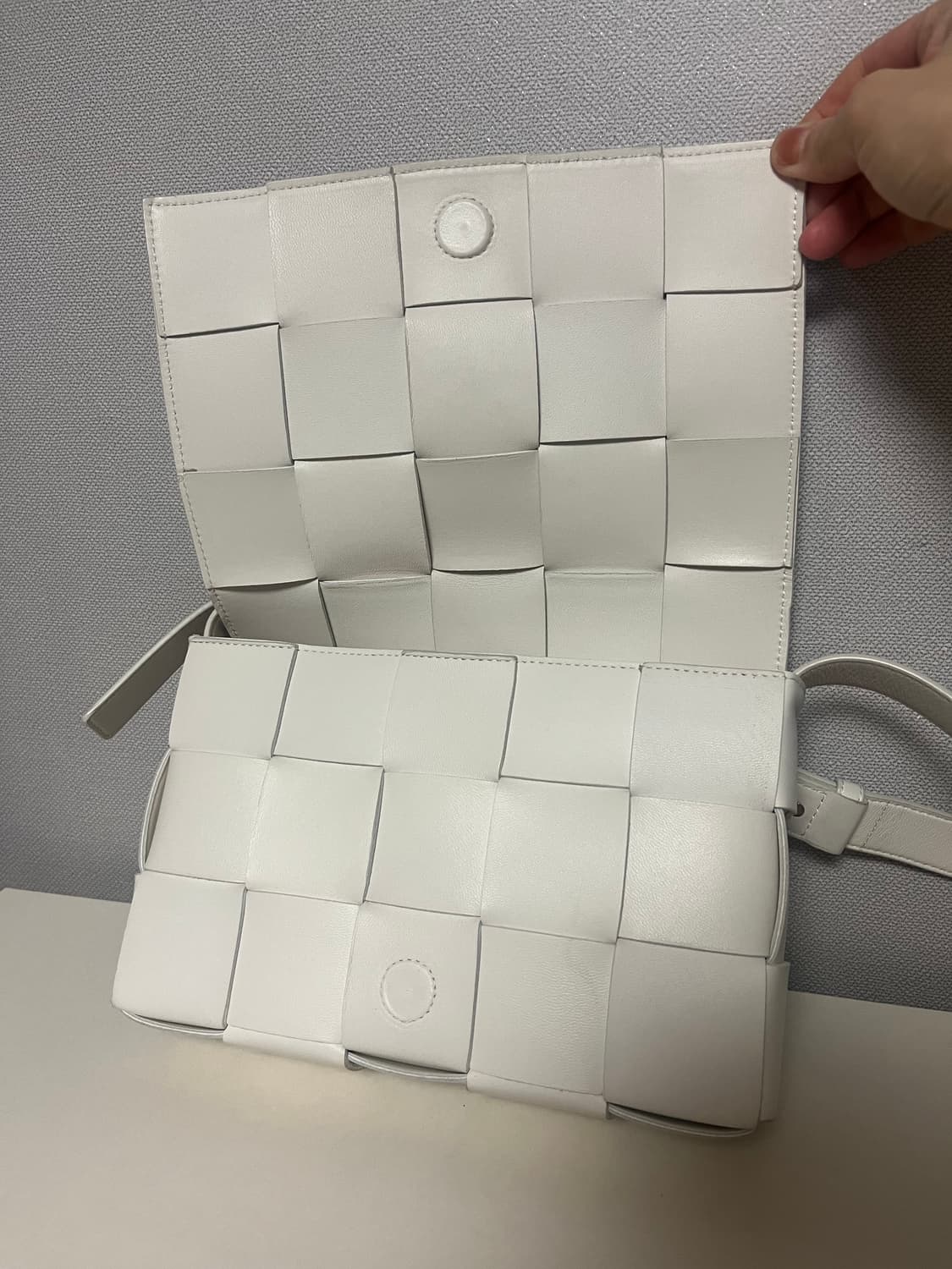 보테가베네타 카세트백 화이트 상품이미지2
