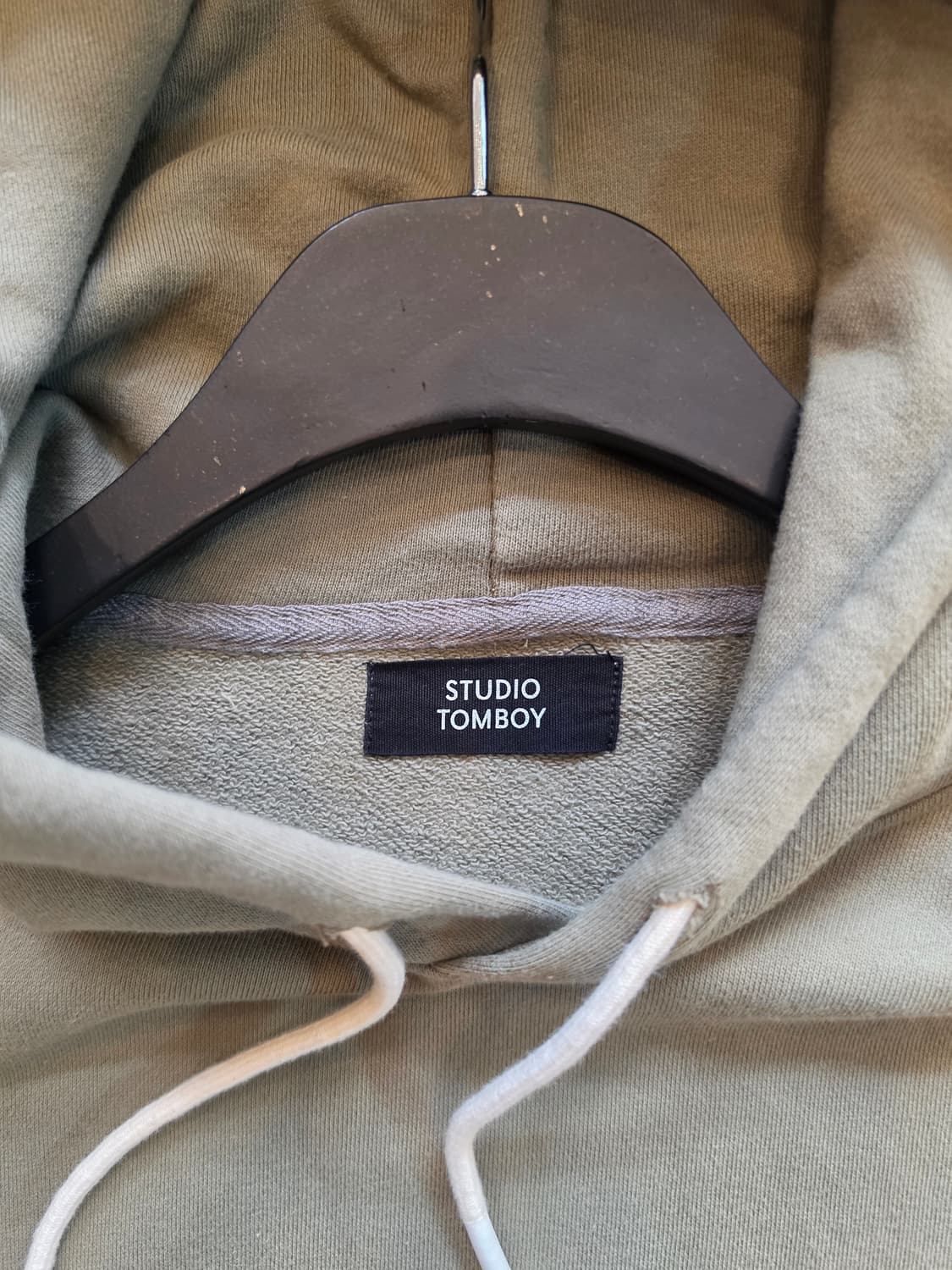 스튜디오 톰보이(STUDIO TOMBOY)카키 후드 티셔츠 상품이미지2