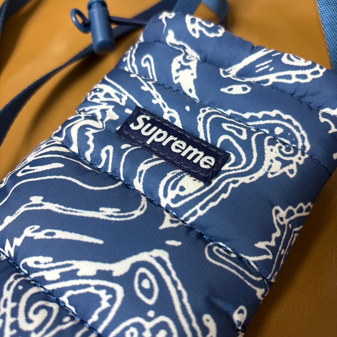 슈프림 퍼퍼 넥 파우치 샤코슈 미니백 가방 22fw 블루 페이즐리 상품이미지4