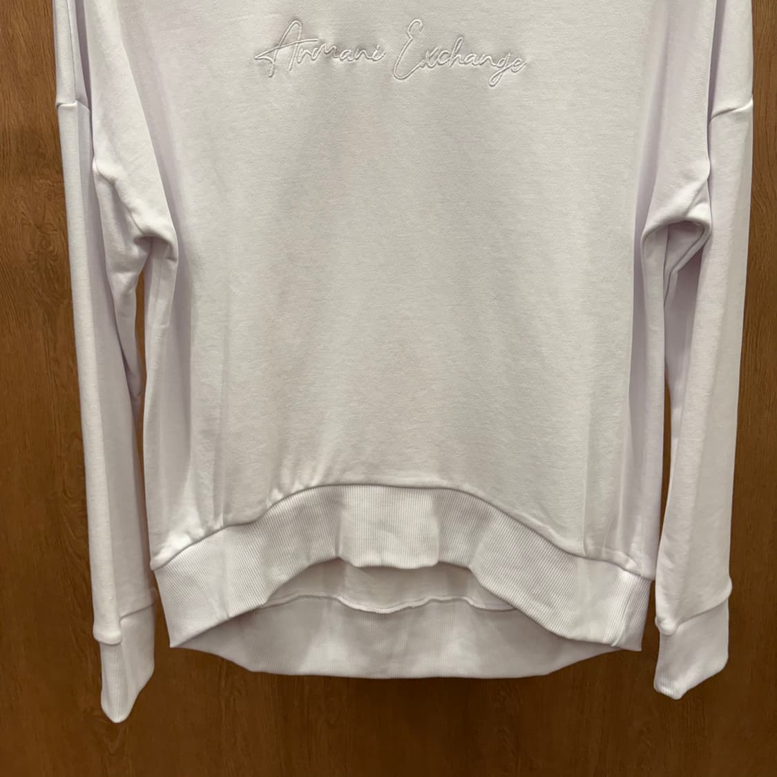 아르마니 익스체인지 맨투맨 시그니처 로고 자수 하이 로우 디테일 화이트 상품이미지5