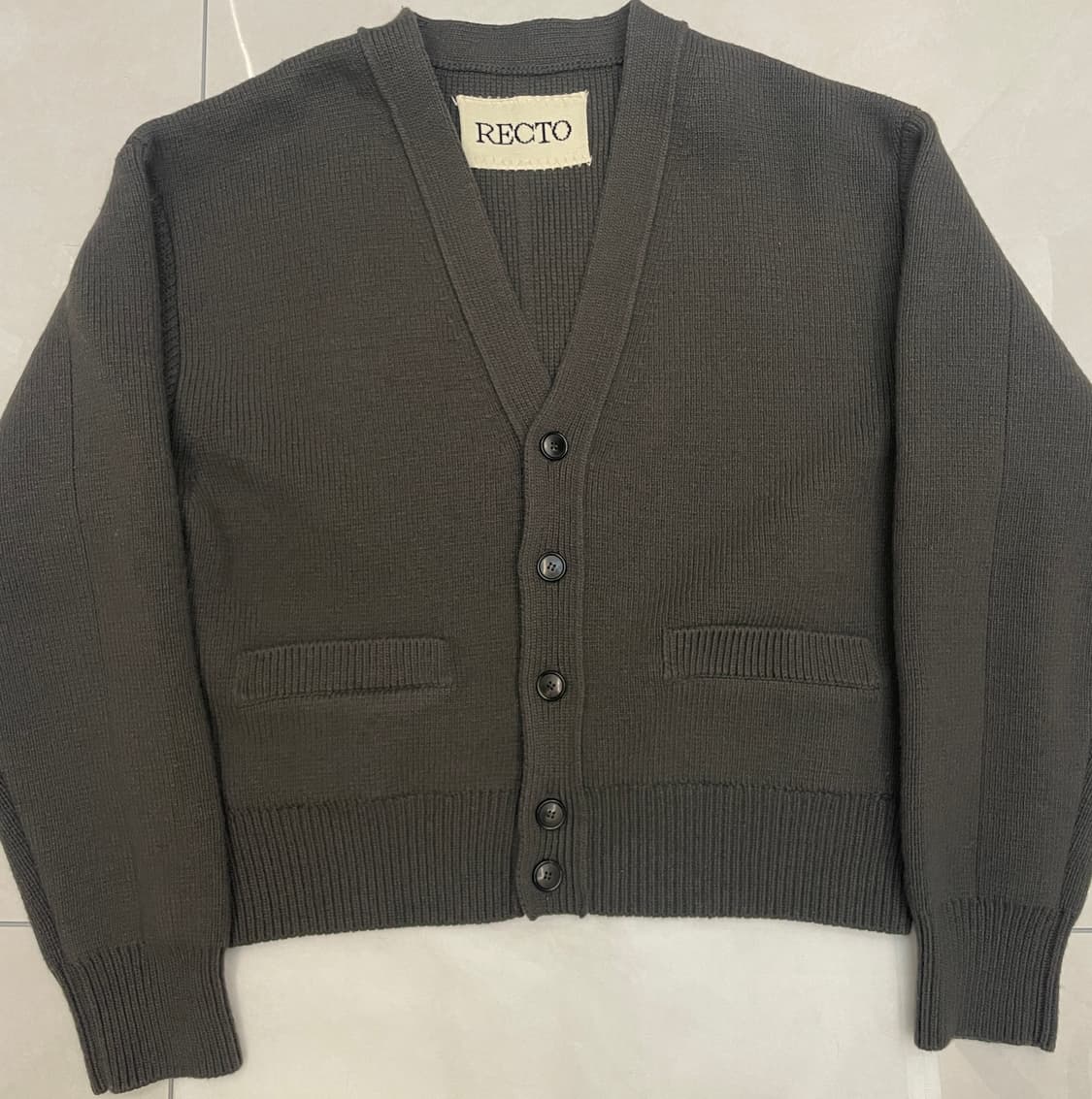 렉토 루스 컴팩트 니트 가디건 차콜 상품이미지1